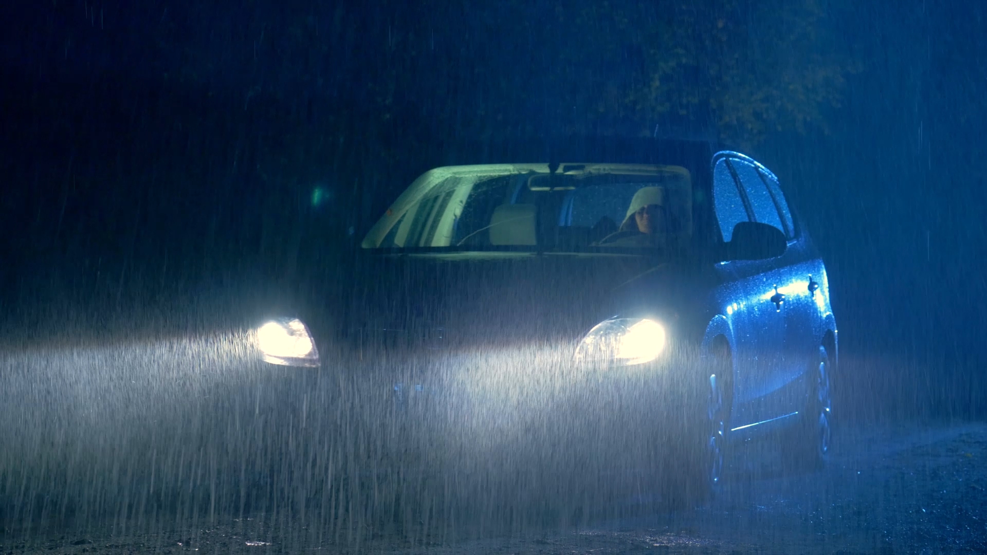 Хороший свет в дождь. Ливень ночью. Машина под дождем. Машина ночью под дождем. Дождь ночью.